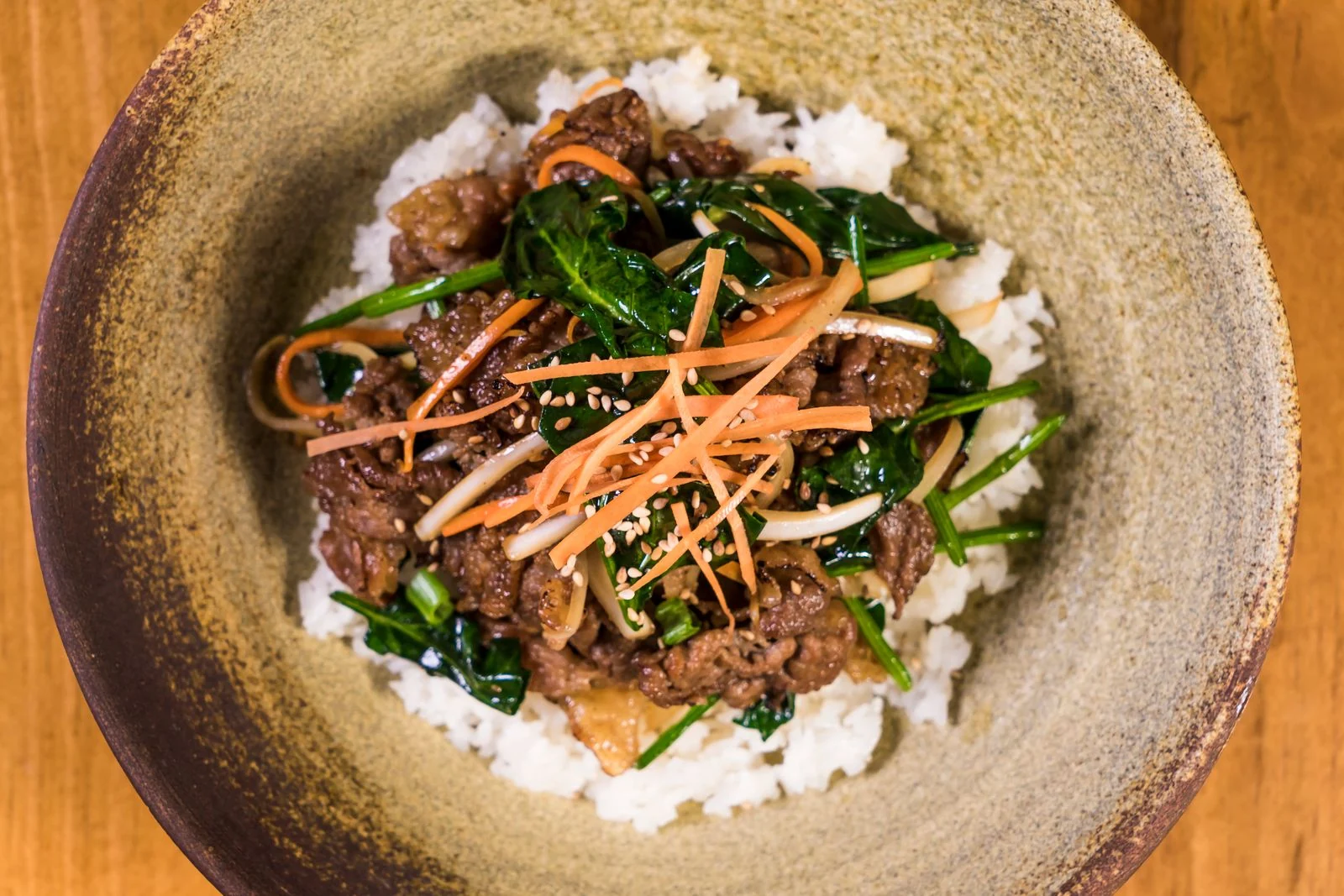 A rice bowl with beef and vegetables. Choose dishes by ingredients as well as appearance.