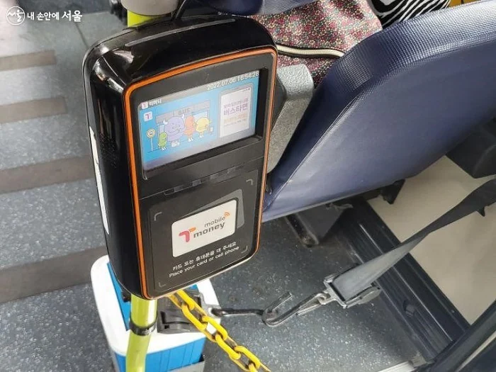 首爾公車出口旁的交通卡讀卡機