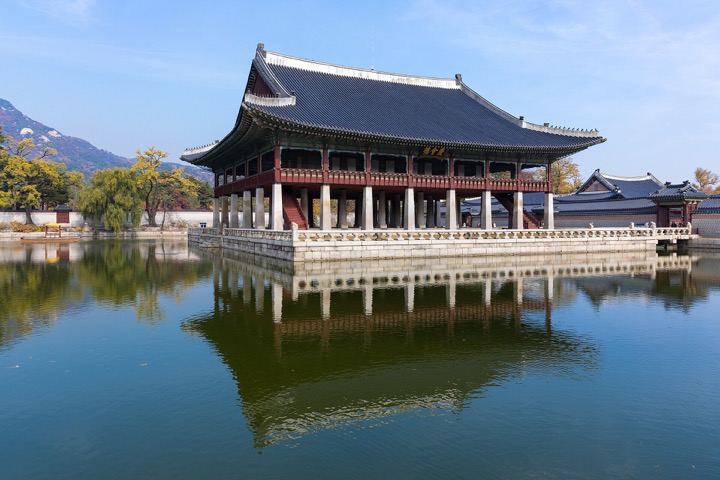ソウルの景福宮の池に映る慶会楼