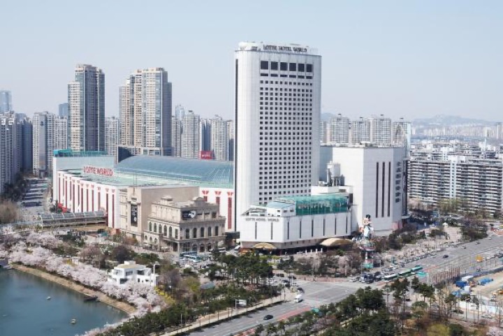 Exterior photograph of LOTTE HOTEL WORLD