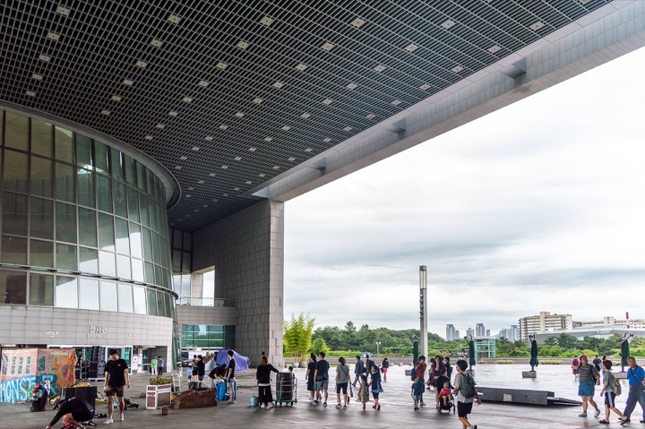Broad steps and facade at the National Museum of Korea in Seoul