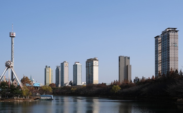 Seokchon Lake, autumn trees and waterfront buildings in Seoul