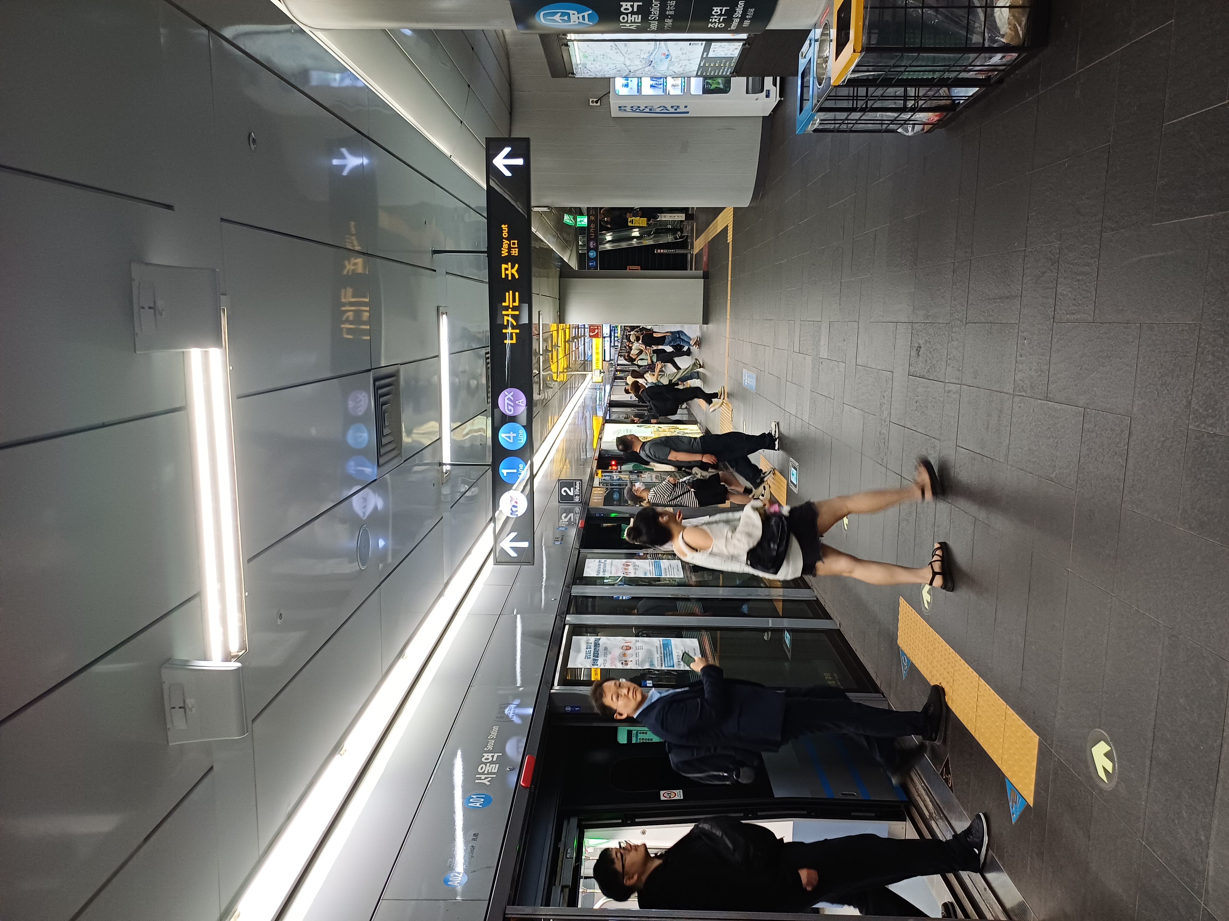 首尔站机场铁路站台；出行前核对服务时间