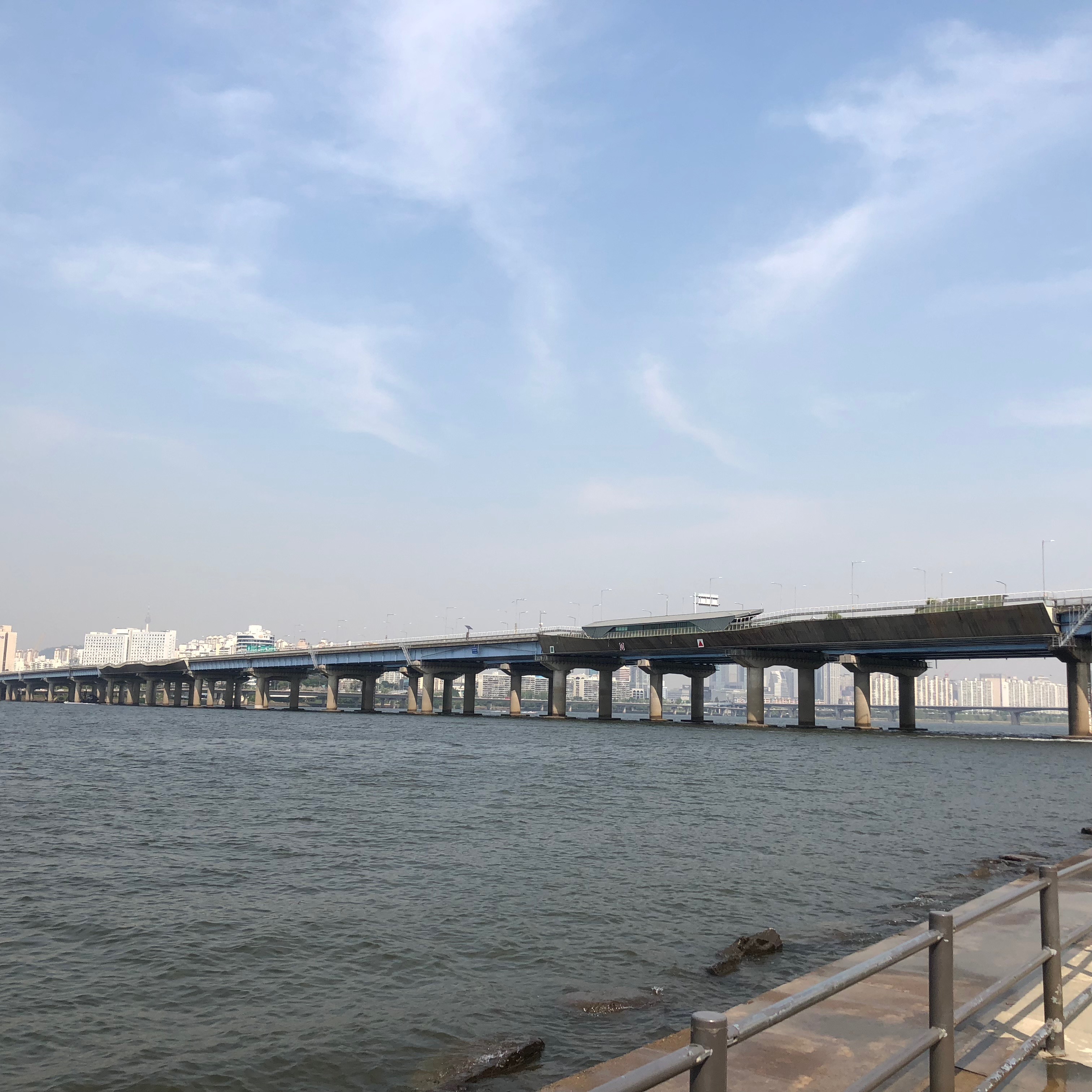 从汝矣岛汉江公园看到的汉江大桥