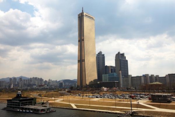 63 Building / 63 Square exterior beside the Han River