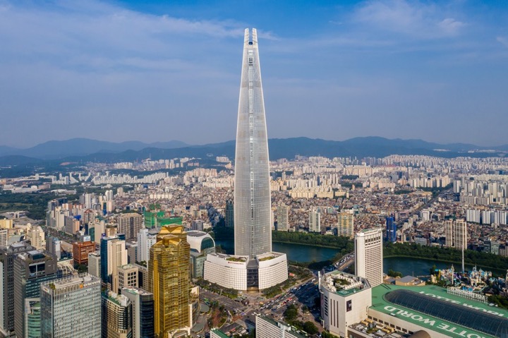 Lotte World Tower exterior in Jamsil skyline